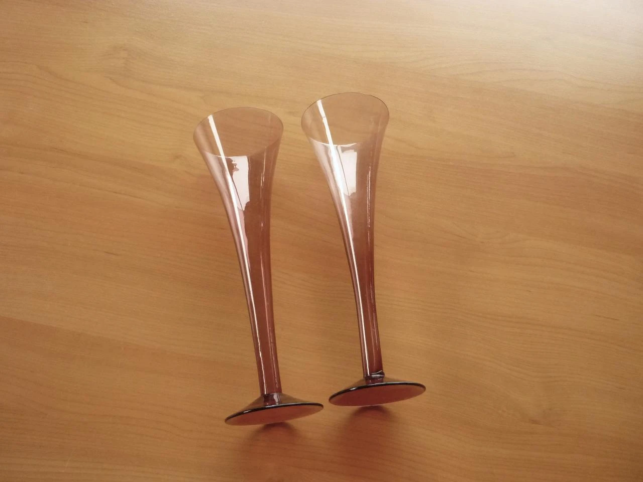 Set van 2 paars-roze hoge uitlopende champagne schuimwijn glazen  25x8 cm  In he